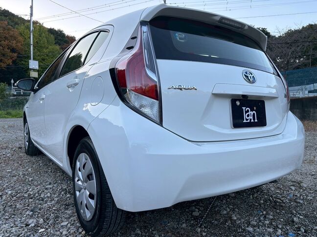 走りへの期待が高まるデザイン！ スタイリッシュなリアスポイラーが、走行安定性とデザイン性を両立。【アクア】